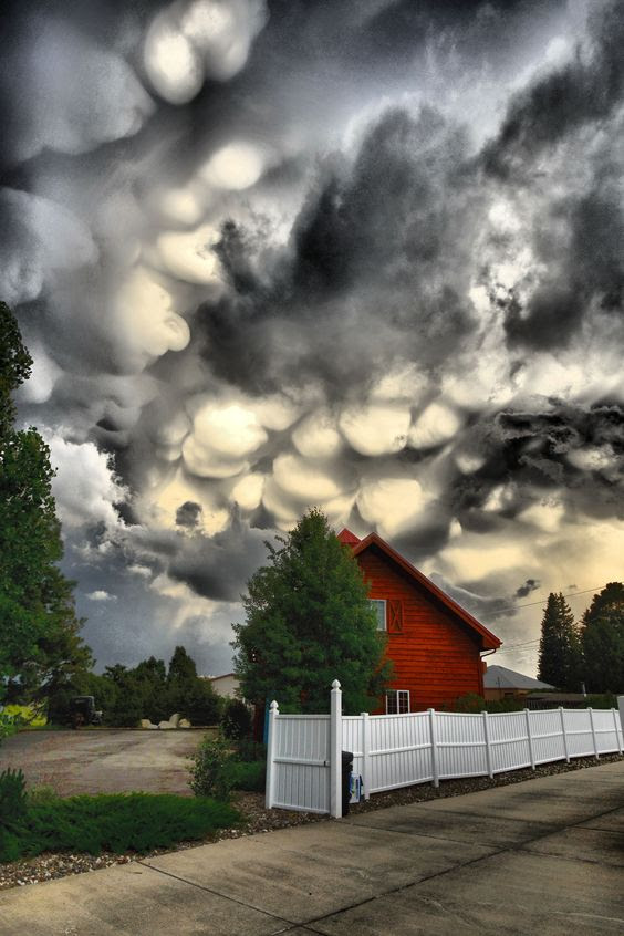 marshmellow-clouds-behiind-farmhouse